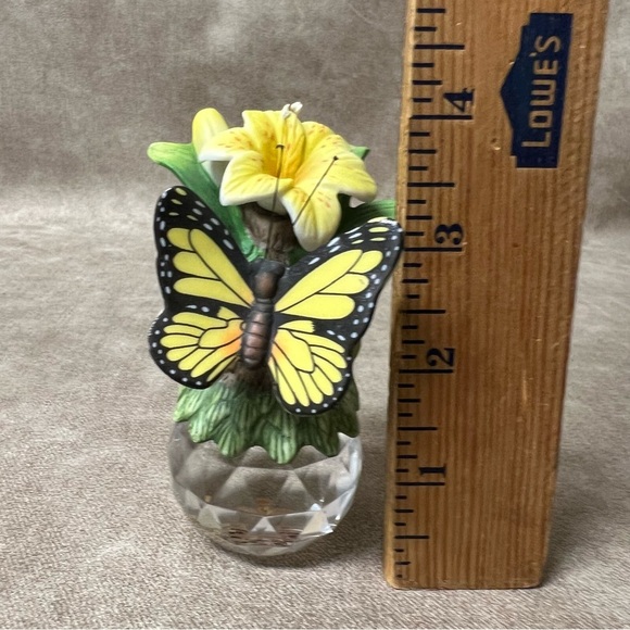 Seymour Mann Porcelain Monarch Butterfly & Yellow Lily Blossom on crystal ball - Picture 9 of 9